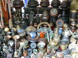Barkhor shops knick knacks.JPG (303510 bytes)