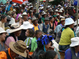 Cham crowd.JPG (429884 bytes)