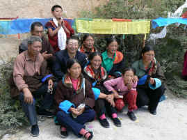 Drepung pilgrims.JPG (270096 bytes)