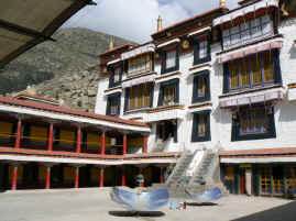 Drepung solar boiler.JPG (263660 bytes)