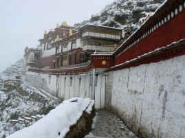 Drigung snow.JPG (240301 bytes)