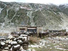 Drigung village.JPG (286636 bytes)