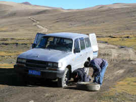 Flat tire.JPG (387342 bytes)