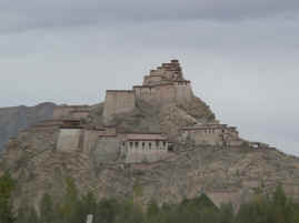 Gyantse dzong.JPG (262659 bytes)