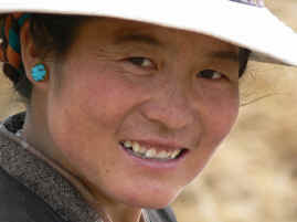 Gyantse portrait of woman.JPG (258137 bytes)