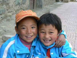 Gyantse schoolboys.JPG (332673 bytes)