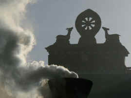 Jokhang smoke closeup.JPG (222858 bytes)
