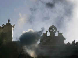 Jokhang smoke.JPG (248042 bytes)