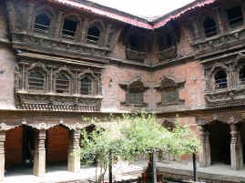 Kathmandu kumari temple.JPG (292046 bytes)