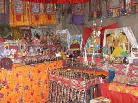 Nam Tso meditation cave interior.JPG (368769 bytes)