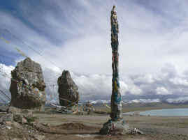 Nam Tso prayer flags.JPG (252657 bytes)