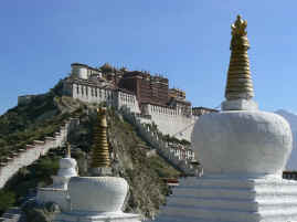 Potala and chortens.JPG (227347 bytes)