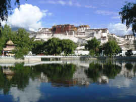 Potala and reflection.JPG (227743 bytes)