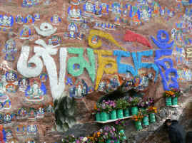 Potala kora carvings.JPG (284243 bytes)