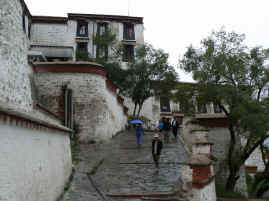 Potala tour stairs.JPG (246654 bytes)