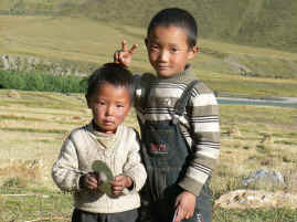 Reting boys.JPG (228546 bytes)