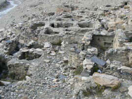 Rongphu meditation caves.JPG (388489 bytes)