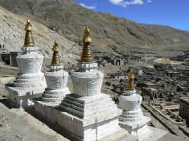 Sakya chortens.JPG (278906 bytes)