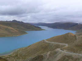 Yamdrok Tso.JPG (236221 bytes)