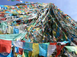 potala kora prayer flags.JPG (299892 bytes)